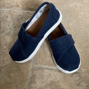 Like new Toms size 9 blue canvas Velcro loafers